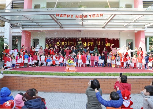 Trường MN Đô Thị Việt Hưng hân hoan tổ chức chương trình văn nghệ, trò chơi: “Gia đình chung sức”, lễ hội hóa trang, ngày hội sách chào đón Noel và mừng sinh nhật các bé tháng 12.